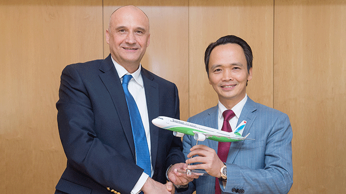 Ông Eric Schulz và ông Trịnh Văn Quyết bên mô hình máy bay A321NEO.